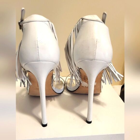 Stuart Weitzman "Nudist" White Leather Fringe Trim Sandals Sz.9.5 Ret $575 - Picture 5 of 9